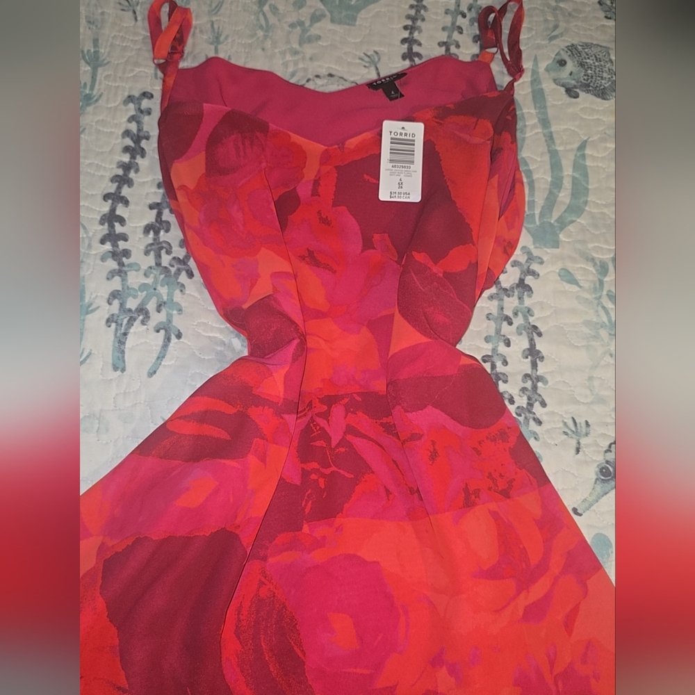 Plus size beautiful petal pattern red Torrid Cami